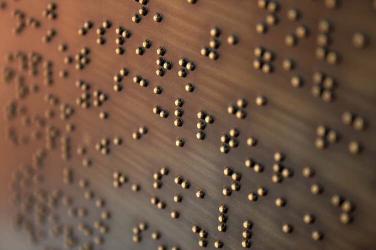 Görme engellilere Braille’li akıllı saat