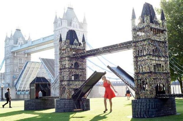 Energizer, pillerle minyatür Londra Kule Köprüsü yaptı