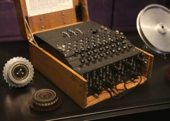 233 bin dolara sahibinden çok temiz Enigma makinesi