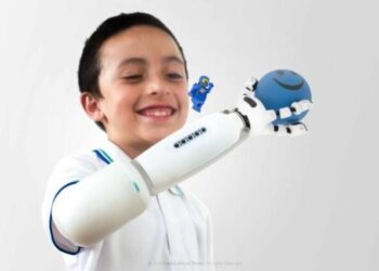Bu Lego protez çocukların kendi uzuvlarını yapmasını sağlıyor