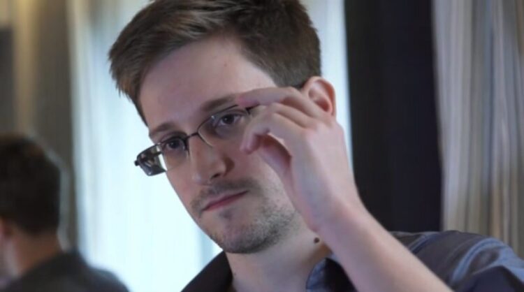 Snowden: "Akıllı telefonları ele geçirmek için SMS yeter!"