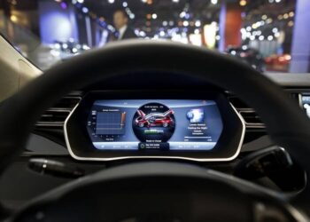 Tesla otomobiller sürücüsüz gidebilecek