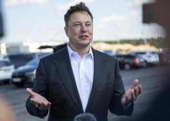 Elon Musk, Tesla'yı Apple'a satmaya çalıştığını, ancak Tim Cook'un ilgilenmediğini iddia ediyor