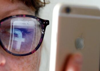 Facebook ve Ray-Ban akıllı gözlükler üzerinde birlikte çalışıyor