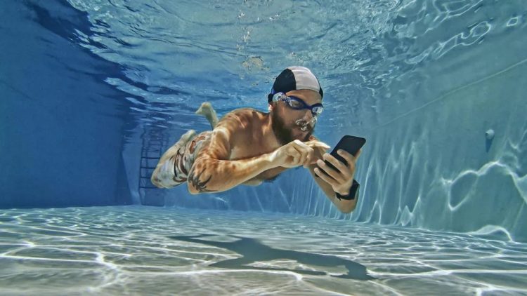 Bu uygulama Android telefonunuzu ıslatmadan suya dayanıklılığını test ediyor