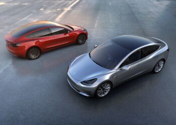 Tesla, tam otonom sürüşleri etkinleştiriyor