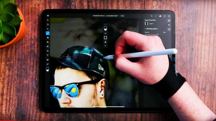 Adobe'dan iPad için Photoshop'a iki yeni araç: Bulaşma ve sünger araçları