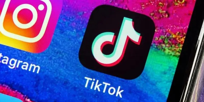Bu kılavuzda, TikTok profilinizi ve videolarınızı kimlerin görüntülediğini nasıl kontrol edeceğinizi ve ayrıca TikTok hesabınızı nasıl özel hale getireceğinizi de anlatacağız.