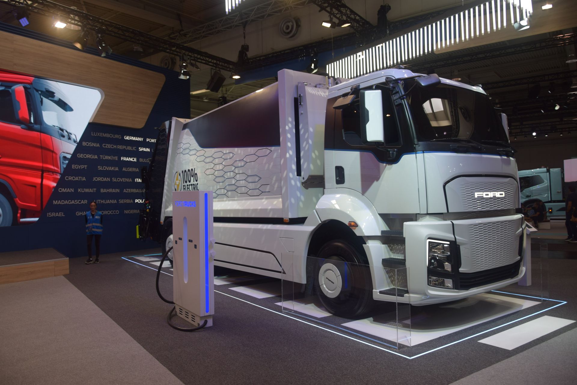 Ford, Türkiye'de üretilen ilk yüzde 100 elektrikli kamyon modellerini tanıttı