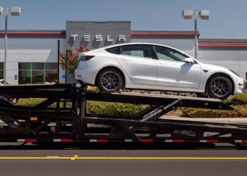 Tesla araçlarını geri çağırdı
