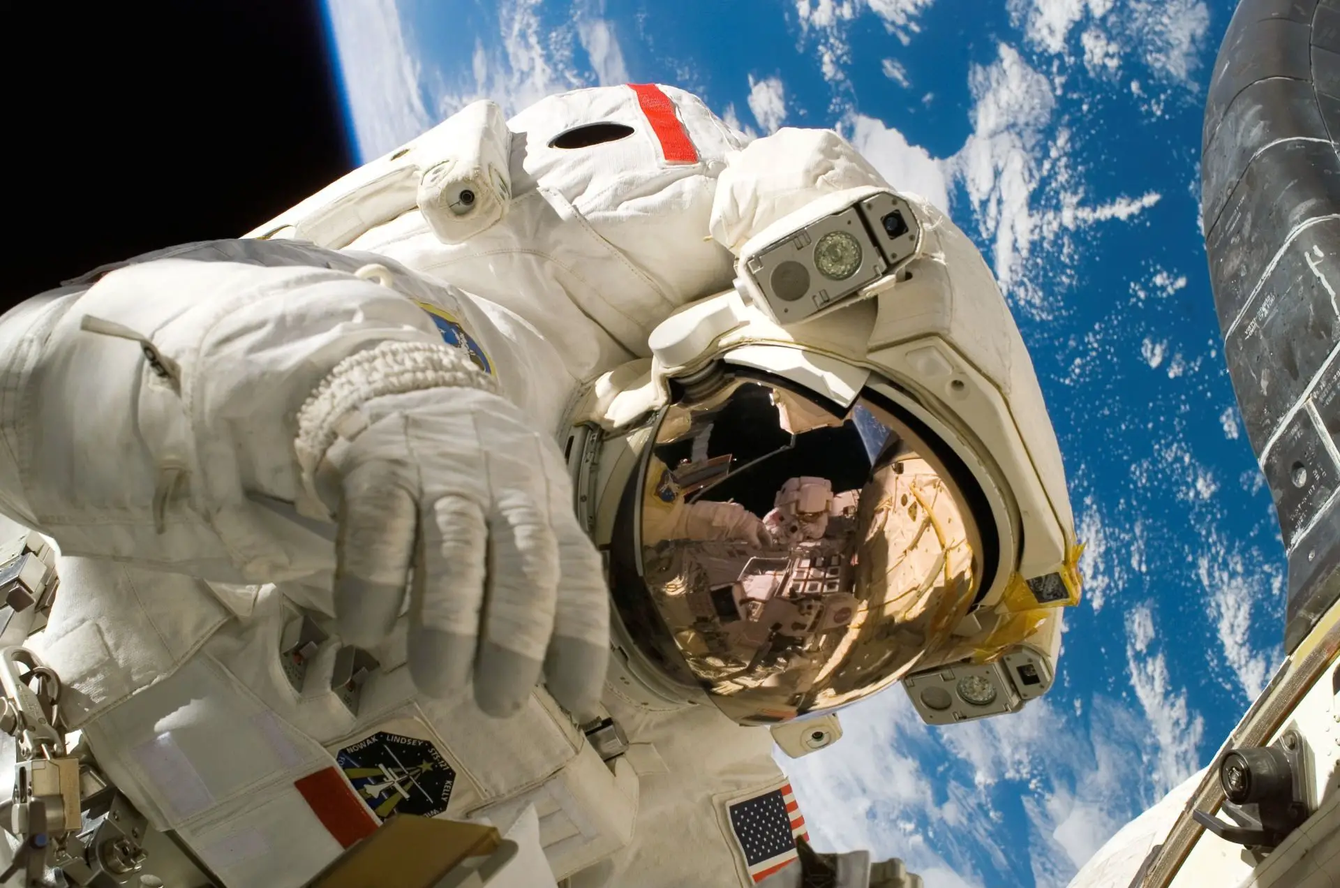 Prada, NASA'nın yeni uzay kıyafetini tasarlayacak