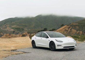 Tesla araçlarını geri çağırıyor