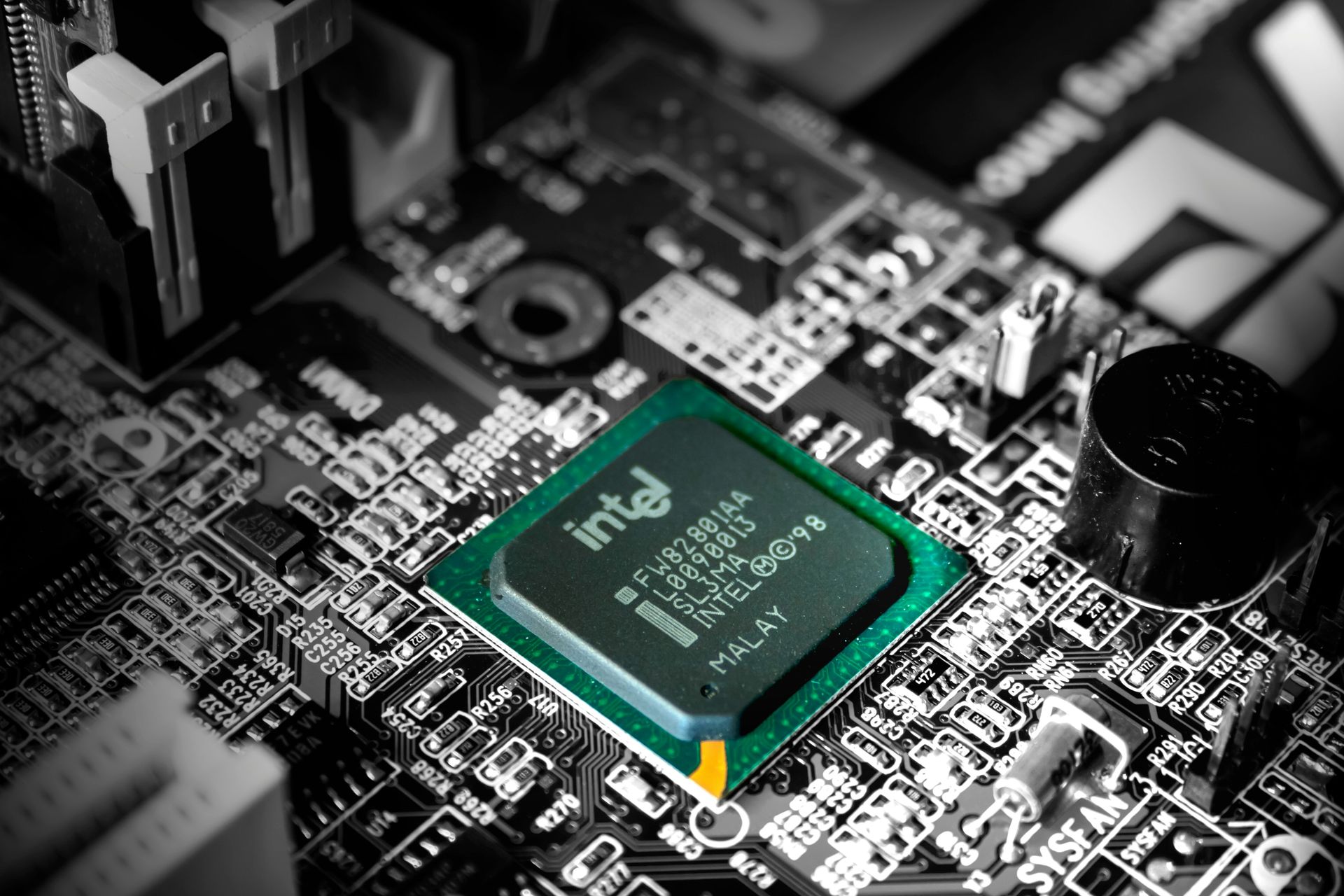 Intel ve AMD çipleri Çin'de son buluyor