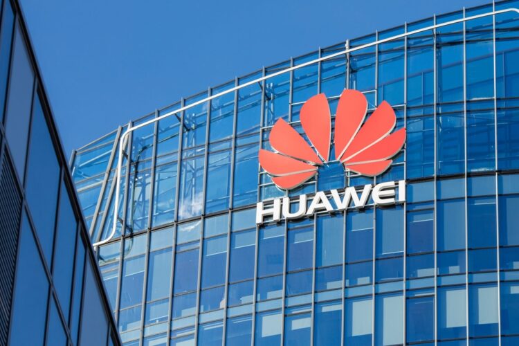 Huawei üç kez katlanabilir telefonu için tarih verdi!