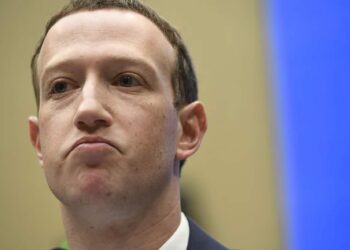 Zuckerberg'den şirket içi köstebeklere sert uyarı