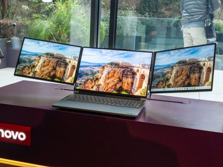 Lenovo'nun Magic Bay konseptiyle bir dizüstüne üç ekran!
