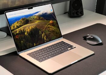 Apple CEO'su Tim Cook yeni MacBook Air'i ima etti