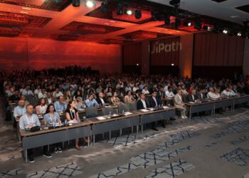 UiPath İstanbul'da yapay zeka destekli otomasyon zirvesi düzenledi