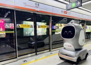 Çin’de teslimat robotları metroyu kullanmaya başladı