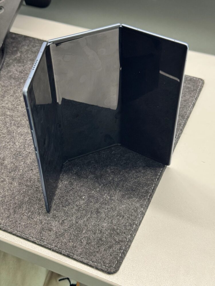 Tecno'dan içe katlanan üçlü ekranlı katlanabilir telefon