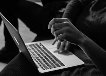 OLED MacBook Pro 2027'ye ertelendi