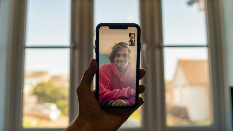 iOS 26 FaceTime'a canlı çeviri ve yeni tasarım