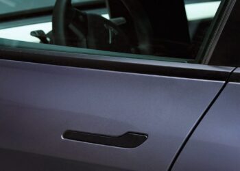 Tesla kapı kollarını panik anları için yeniden tasarlıyor
