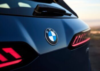 BMW iX3, 2020 logosunu araçlara taşıdı