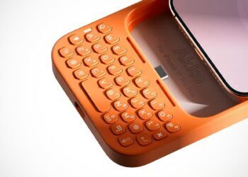 Akko MetaKey: iPhone'a BlackBerry klavyesi geldi