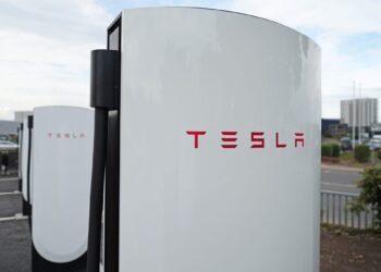 Tesla V4 Supercharger: 500kW güç, Cybertruck'a özel