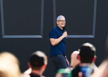 Tim Cook istifa iddialarını yalanladı: Ternus bekliyor