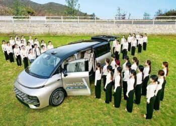 Geely Galaxy V900, 42 kişiyi sığdırarak rekor kırdı