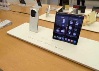Huawei Mate X7 satışta, yıldız elmas kamerayla