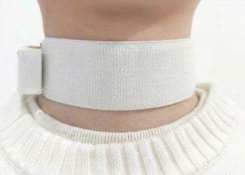 Cambridge giyilebilir cihazı sessiz ağız hareketlerini konuşmaya dönüştürüyor