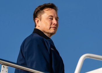 Elon Musk yapay zeka yarışını ay yüzeyine taşıyor
