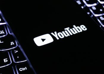 Google ücretsiz kullanıcıların YouTube videolarını arka planda dinlemesini sağlayan açığı kapattı