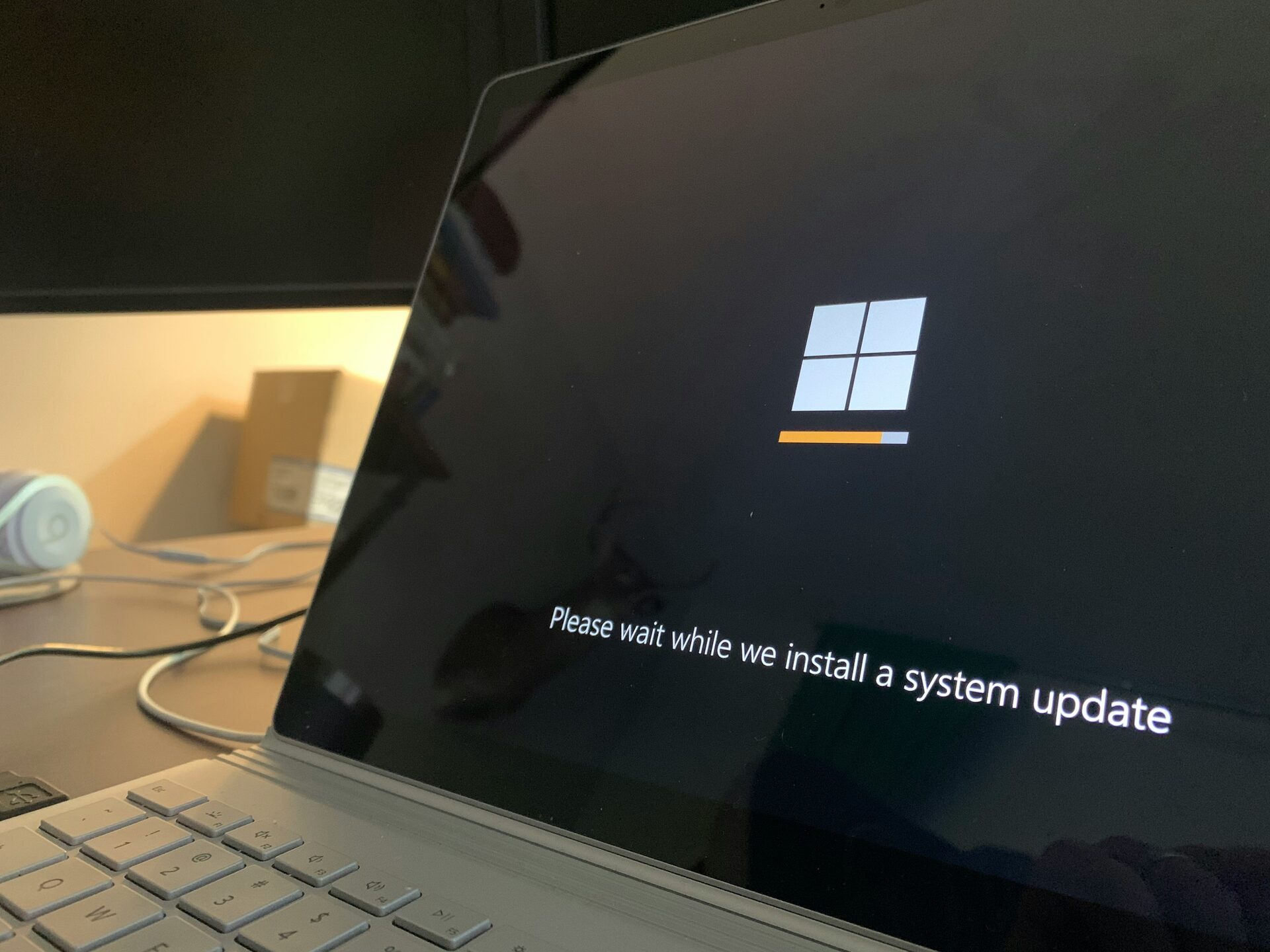 Windows Update ekranı gösteren bir dizüstü bilgisayar