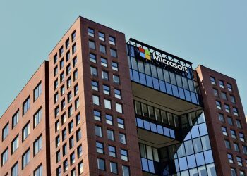 Microsoft yapay zeka kumarının bedelini piyasa değerinden silinen 381 milyar dolarla ödedi