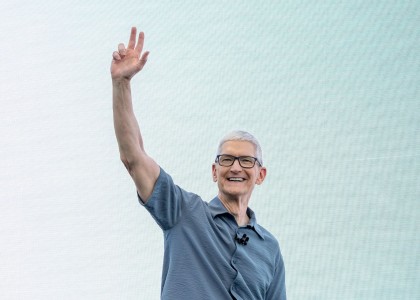 Tim Cook 15 yıllık tahtını yeni Apple CEO'suna devrediyor