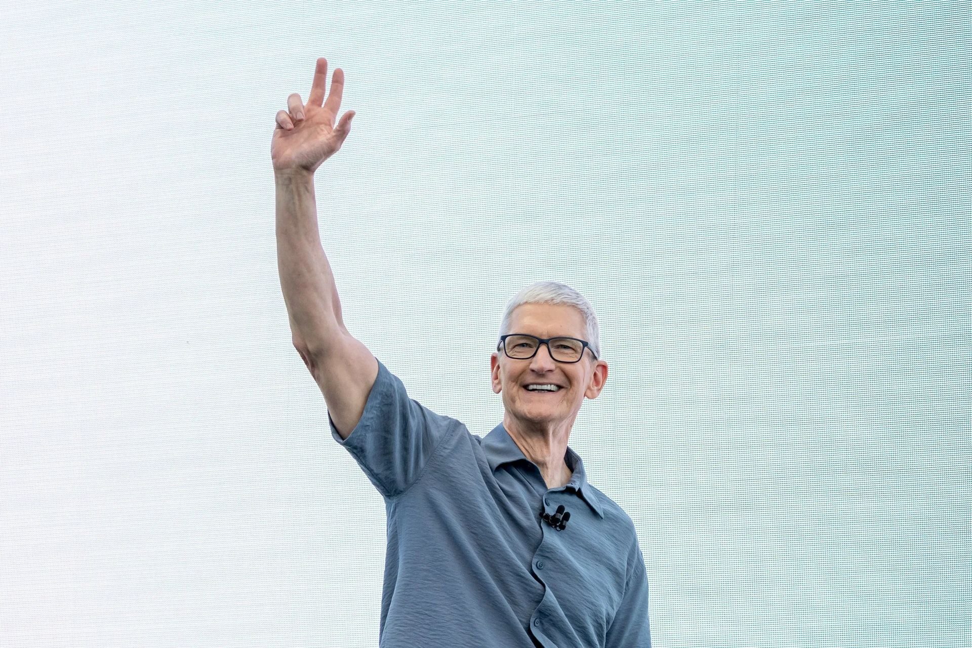 Tim Cook 15 yıllık tahtını yeni Apple CEO'suna devrediyor